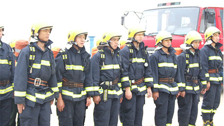 资源是我家，，清静靠各人，，义务消防队举行实战演练