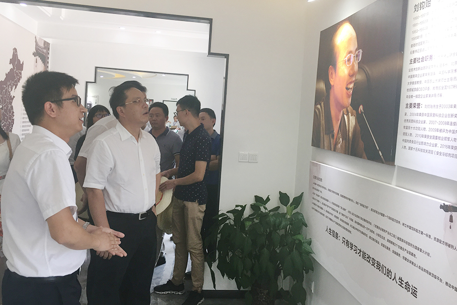 F:\2015-2018年OA文件 电视机媒体播放图设计\2018-OA文件 电视机媒体播放图设计\2018.07.31-中央党校副校长王东京考察调研北京资源JDB电子集团\03.jpg